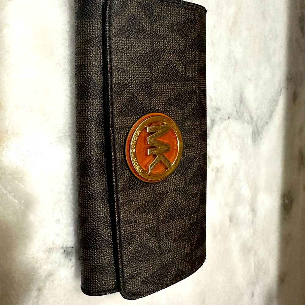 Michael Kors signature clutch:wallet